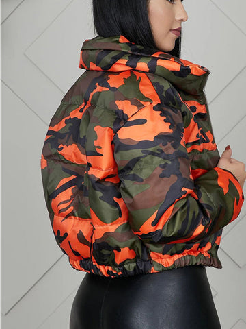 Chaqueta con cremallera y estampado de camuflaje