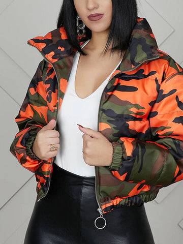 Chaqueta con cremallera y estampado de camuflaje