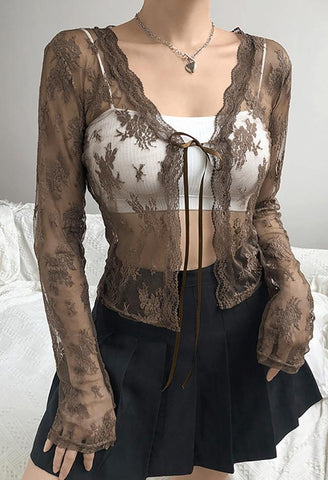 Blusa corta de manga larga con encaje y abertura frontal