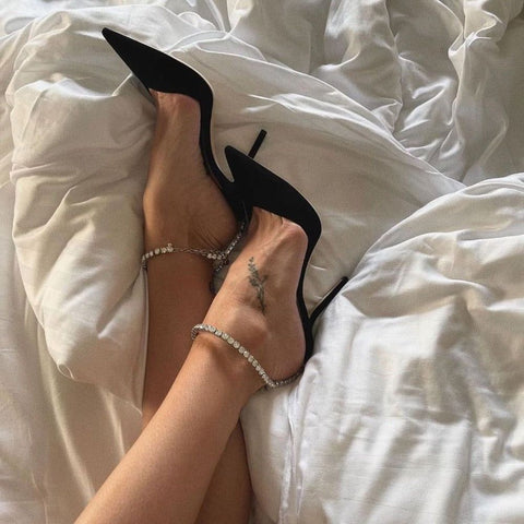 Rosemary Satin-Pumps mit Kristallkette