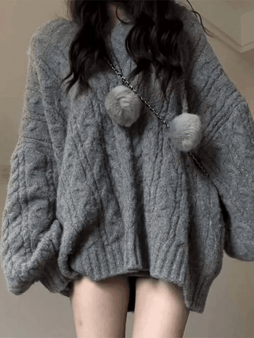 Grauer Oversize-Strickpullover mit Zopfmuster und V-Ausschnitt