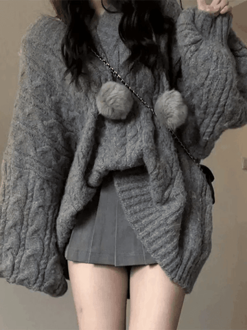 Grauer Oversize-Strickpullover mit Zopfmuster und V-Ausschnitt