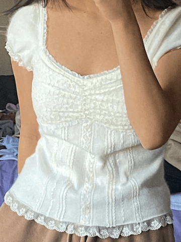 Blusa blanca con mangas abullonadas y encaje con paneles