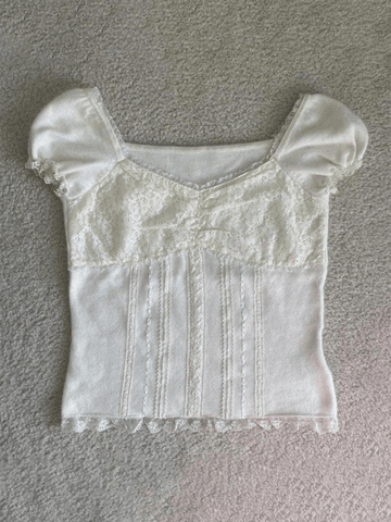 Weiße Bluse mit Puffärmeln und Einsätzen aus Spitze