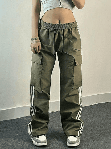 Pantalones cargo holgados con rayas y paneles