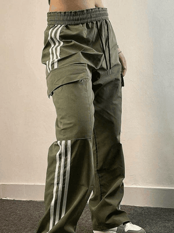 Pantalones cargo holgados con rayas y paneles