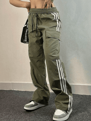 Pantalones cargo holgados con rayas y paneles