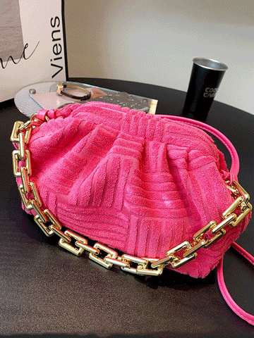 Bolso de mano con cadena y toalla