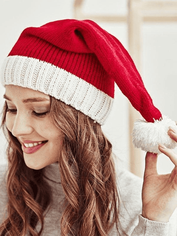 Weihnachtsmütze mit gehäkeltem Pom-Pom-Muster