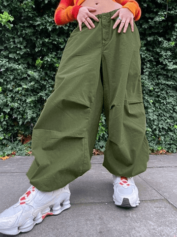 Entspannte Cargohose mit niedriger Taille