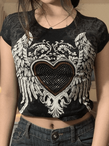 Camiseta gráfica con alas de hada y corazón de diamantes de imitación