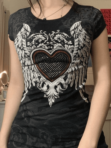 Camiseta gráfica con alas de hada y corazón de diamantes de imitación