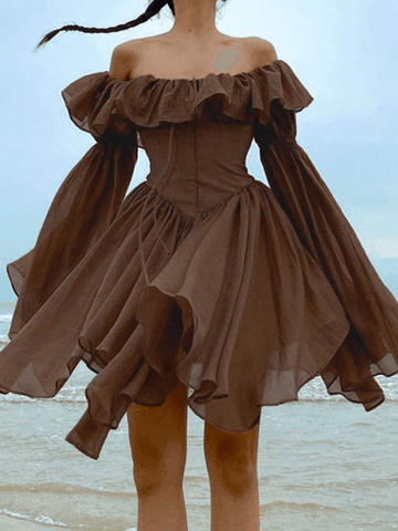 Schulterfreies Minikleid mit langen Ärmeln und Rüschen