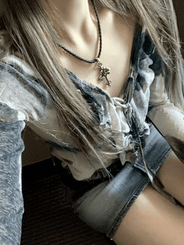 Blusa corta de manga larga con cordones y ribete de volantes