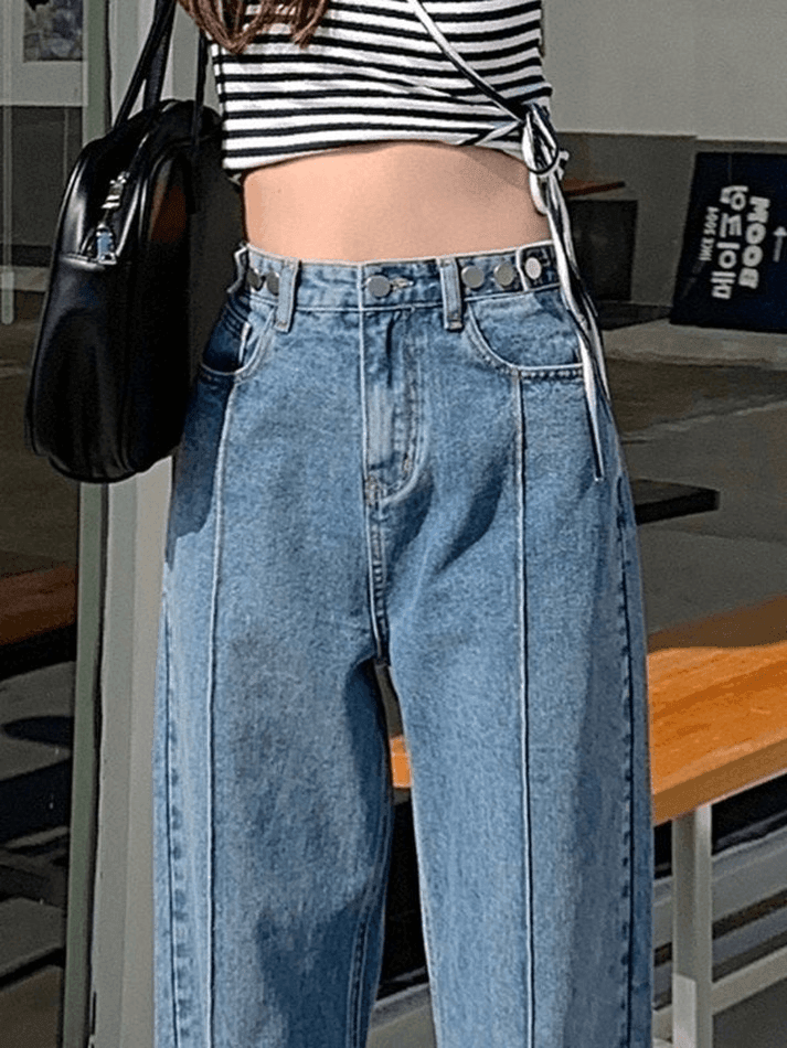 Blaue Boyfriendjeans mit Nahtdetails