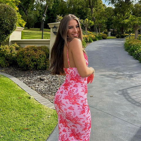 Vestido midi ajustado con tirantes finos, ribete de encaje y estampado floral - Rosa