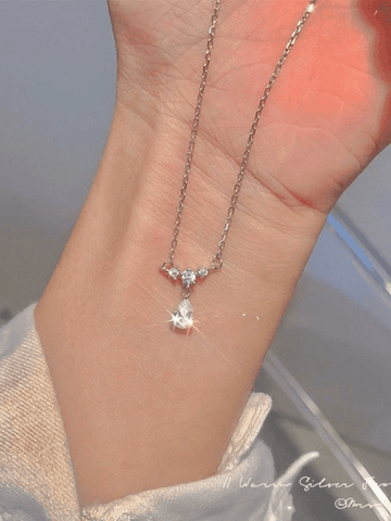 Silberne Halskette mit Strass-Tropfendekor