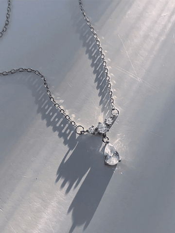 Silberne Halskette mit Strass-Tropfendekor