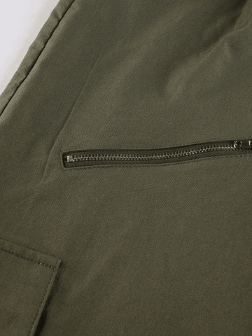 Pantalones cargo con bolsillos y detalle de correa