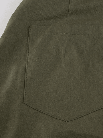 Pantalones cargo con bolsillos y detalle de correa