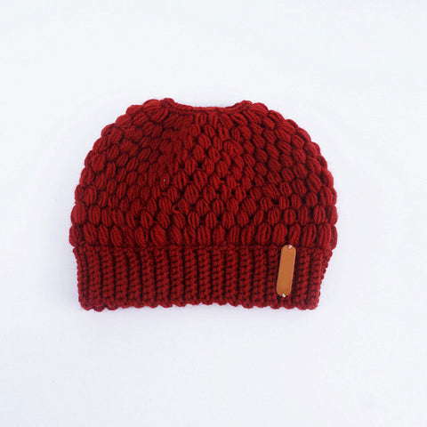 Gorro de punto con cola de caballo y punto de semilla para invierno