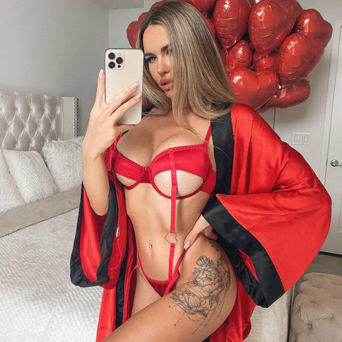 Conjunto de sujetador de satén con aros y tanga con liga y escote en forma de corazón sensual - Rojo