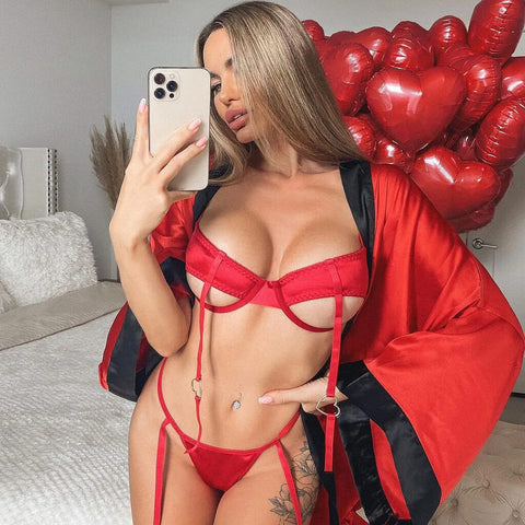 Conjunto de sujetador de satén con aros y tanga con liga y escote en forma de corazón sensual - Rojo