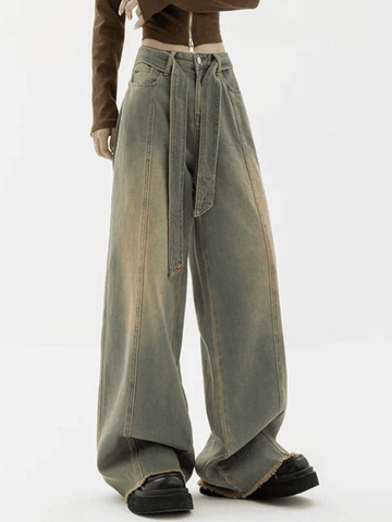 Boyfriendjeans mit Binderiemen und Nahtdetail