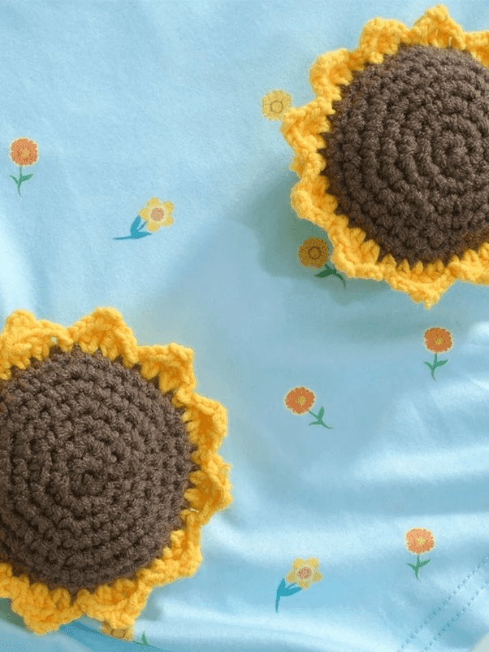 Top corto de girasol con tirantes anudados