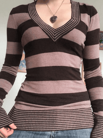 Gestreiftes Stricktop mit V-Ausschnitt