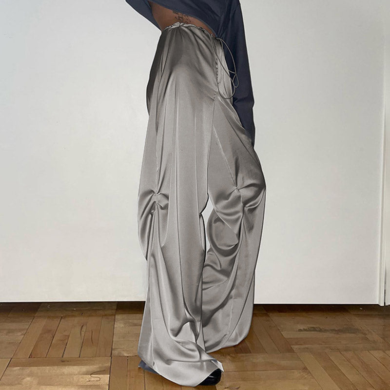 Wunderliche Baggy-Hose aus Satin mit weitem Bein und niedriger Taille - Grau