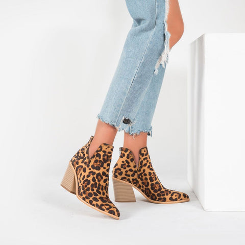 Wilde Stiefeletten aus Wildleder mit spitzer Zehenpartie, Kerbenbesatz und klobigem Absatz - Leopard