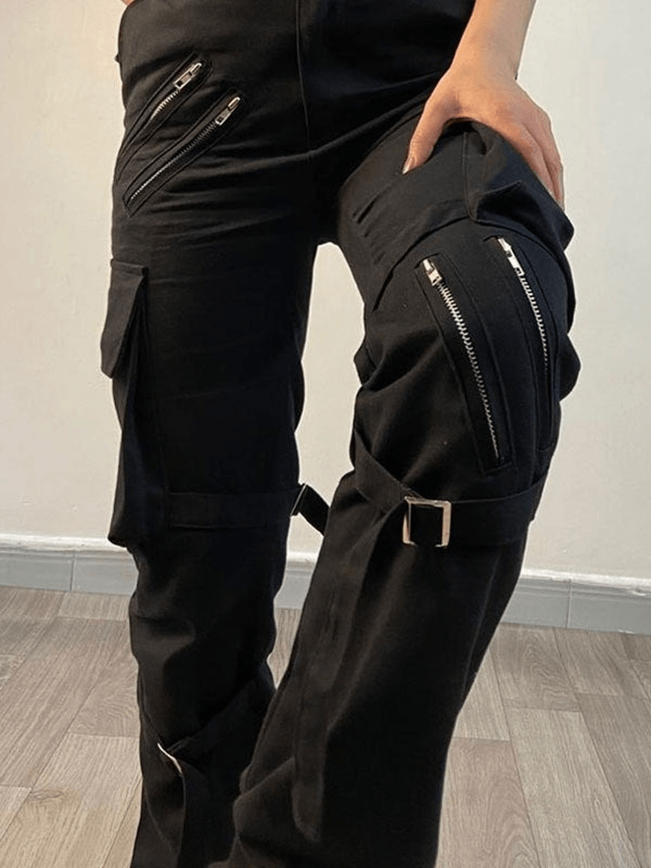 Pantalones cargo con detalle de tiras y cremallera